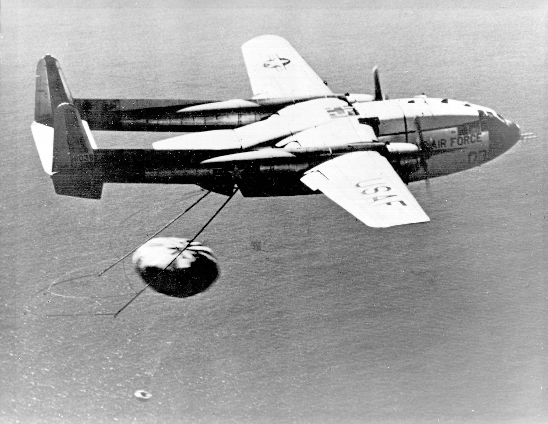 The recovery of the Discoverer 14 return capsule (typical for the CORONA series). By 040314-O-9999R-001.jpg from Air Force Link - PhotosTransferred from de.wikipedia to Commons by Avron using CommonsHelper., Public Domain, https://commons.wikimedia.org/w/index.php?curid=5094751