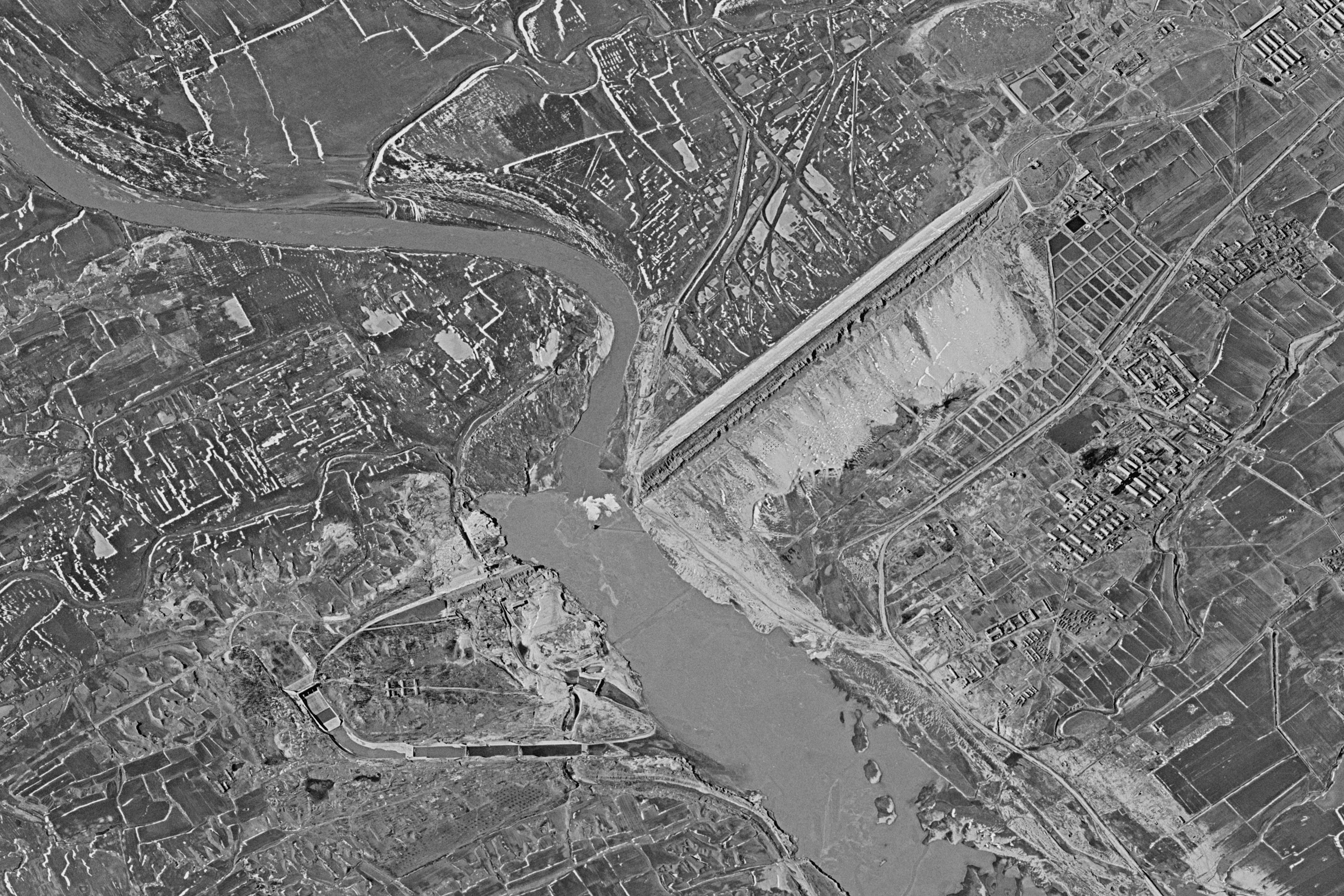A KH-9 HEXAGON spy satellite image of Banqiao Dam in China about four months after the collapse, taken on December 17, 1975.